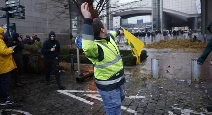 Belçikalı çiftçiler AB zirvesini traktörlerle kapattılar!