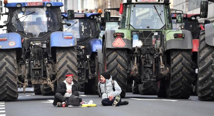 Brüksel’de çiftçiler yol kapattı!