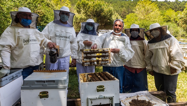 “Kontrolsüz ilaçlamaya dur diyelim, çünkü arılar varsa bir geleceğimiz var!”