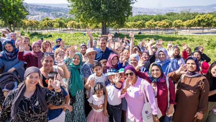 Toprakla buluşan kadınlar hasat sevincini Başkan Tugay’la yaşadı