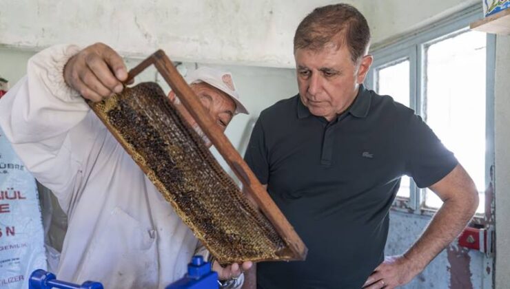 Başkan Tugay’ın üreticiyle bal sağdı